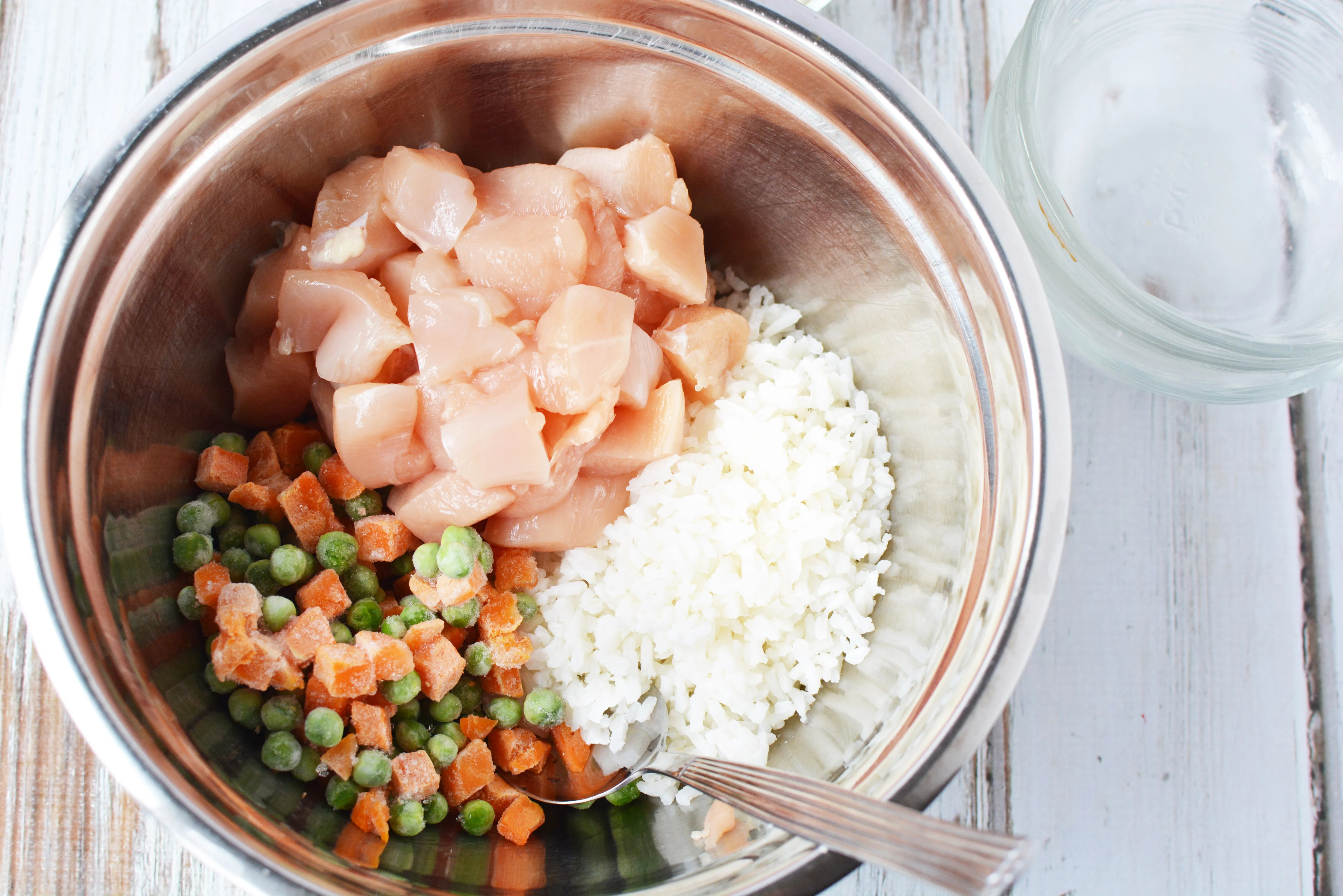 Mix the chicken, vegetables and rice together in a large bowl.