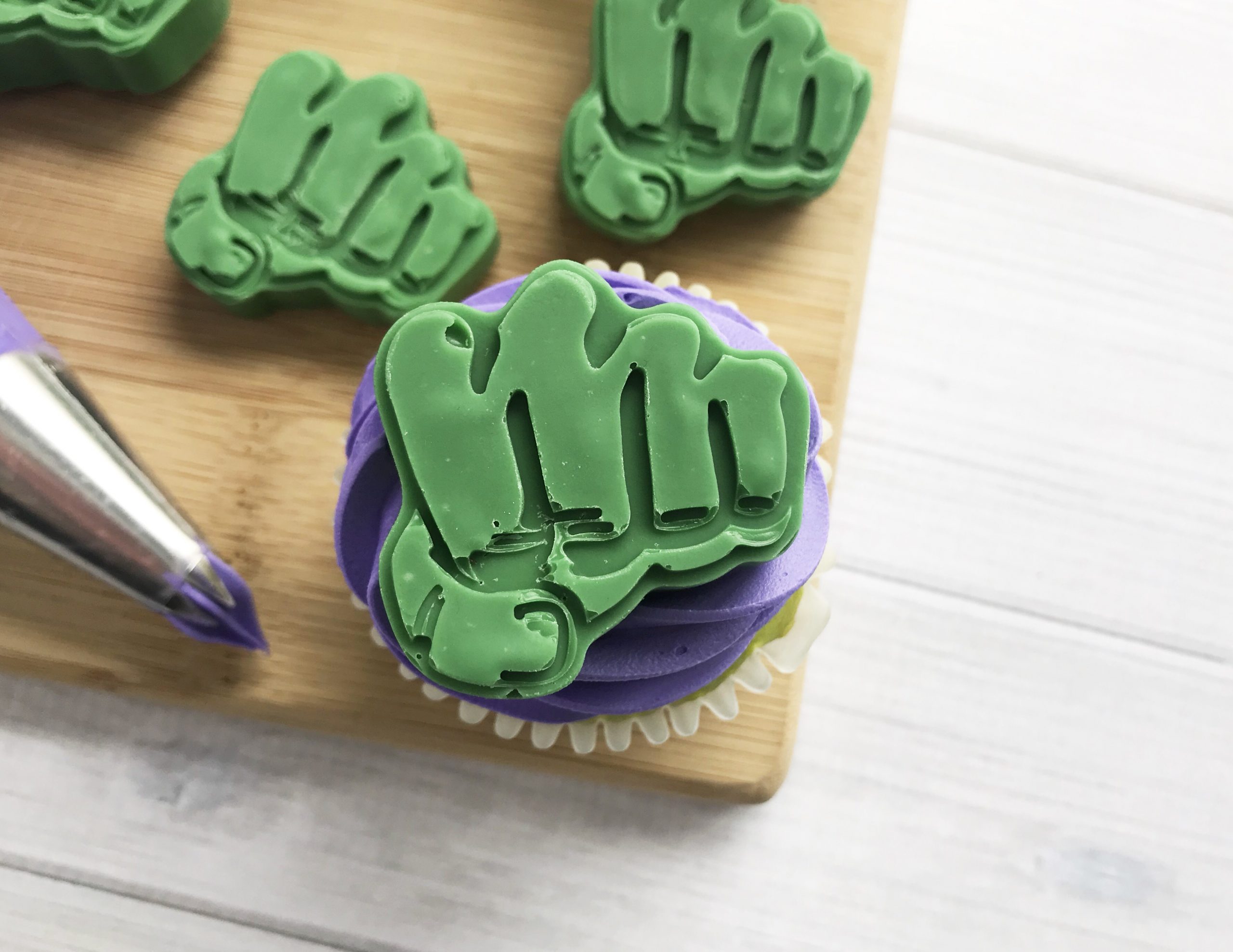Hulk Cupcakes, SuperHero Party Ideas, Superhero Party, Avengers Desserts, Avengers Infinity War Recipes