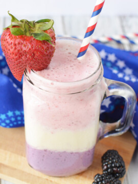 Patriotic Smoothie Recipe, Layered Smoothie Recipe, Breakfast Smoothie, Layered Smoothie, Berry Smoothie