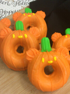 Mickey Pumpkin Donuts, Mickey Doughnuts, Halloween Disney Treats, Halloween Baking, Halloween Kids Dessert, Halloween Breakfast Ideas