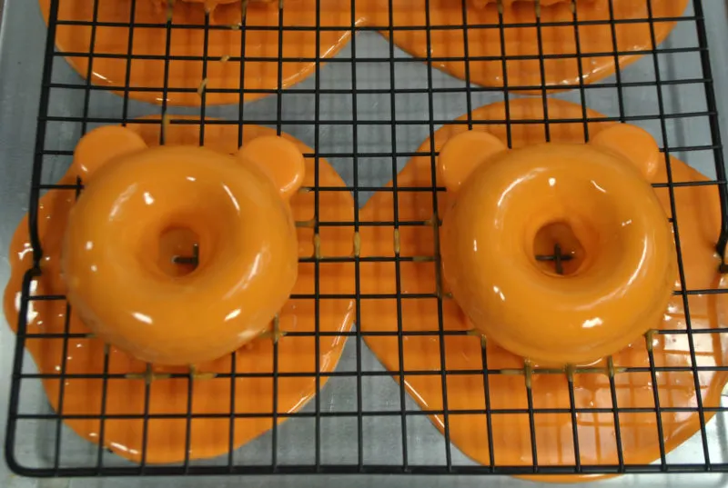 Mickey Pumpkin Donuts, Mickey Doughnuts, Halloween Disney Treats, Halloween Baking