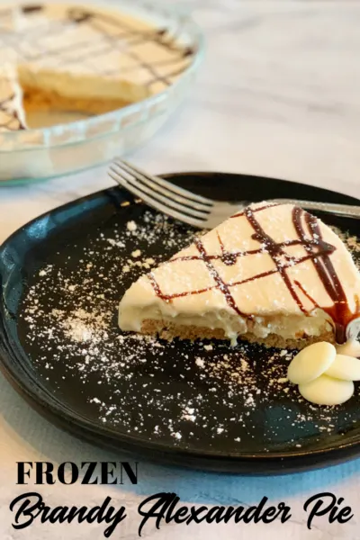 Frozen Brandy Alexander Pie: This easy pie recipe is creamy, boozy and delicious! Inspired by the classic cocktail, it's a refreshing summer dessert! #Pie #Dessert #FrozenDessert #SummerDessert #FrozenPie #BrandyAlexander #CocktailRecipe #BoozyPie