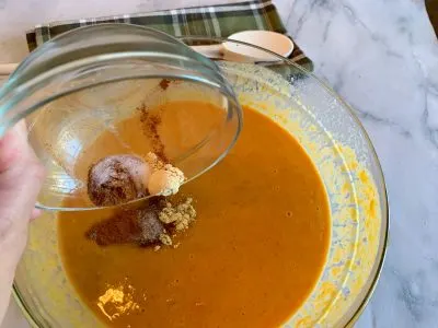 Stir the spices: ginger, cloves, cinnamon and salt