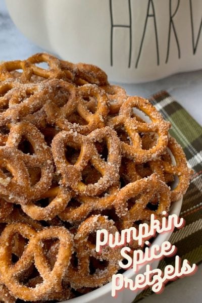 These easy pumpkin spice pretzels are the perfect combination of sweet and salty with pumpkin flavor! Just toss the pretzels in a coating and bake for 8 minutes. So addictive! #Pumpkin #PumpkinRecipes #PumpkinPretzels #PumpkinSnackIdea #PumkinSnackRecipe These easy pumpkin spice pretzels are the perfect combination of sweet and salty with pumpkin flavor! Just toss the pretzels in a coating and bake for 8 minutes. So addictive!