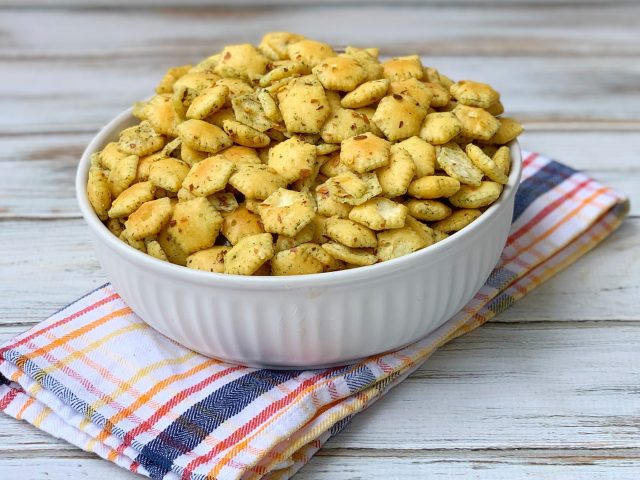 Crunchy Spicy Oyster Crackers Recipe (No Bake)