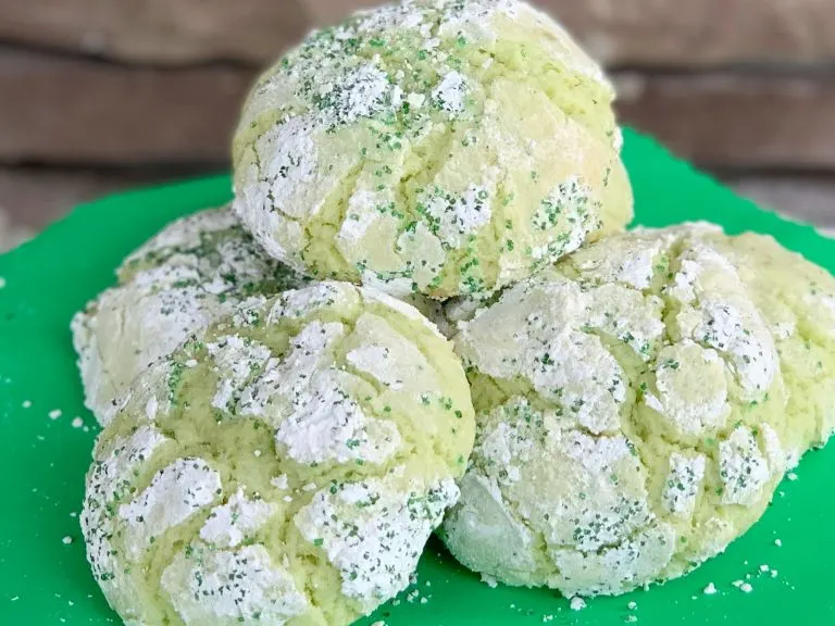 GREEN KEY LIME CRINKLE COOKIES easy green desserts for St Patricks Day. Get tons of dessert ideas from decadent, no bake, easy, vegan and green!