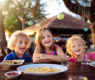 how to keep your toddler behaved at a restaurant