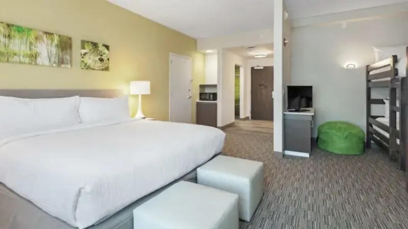 King Suite Room with twin bunk beds for kids