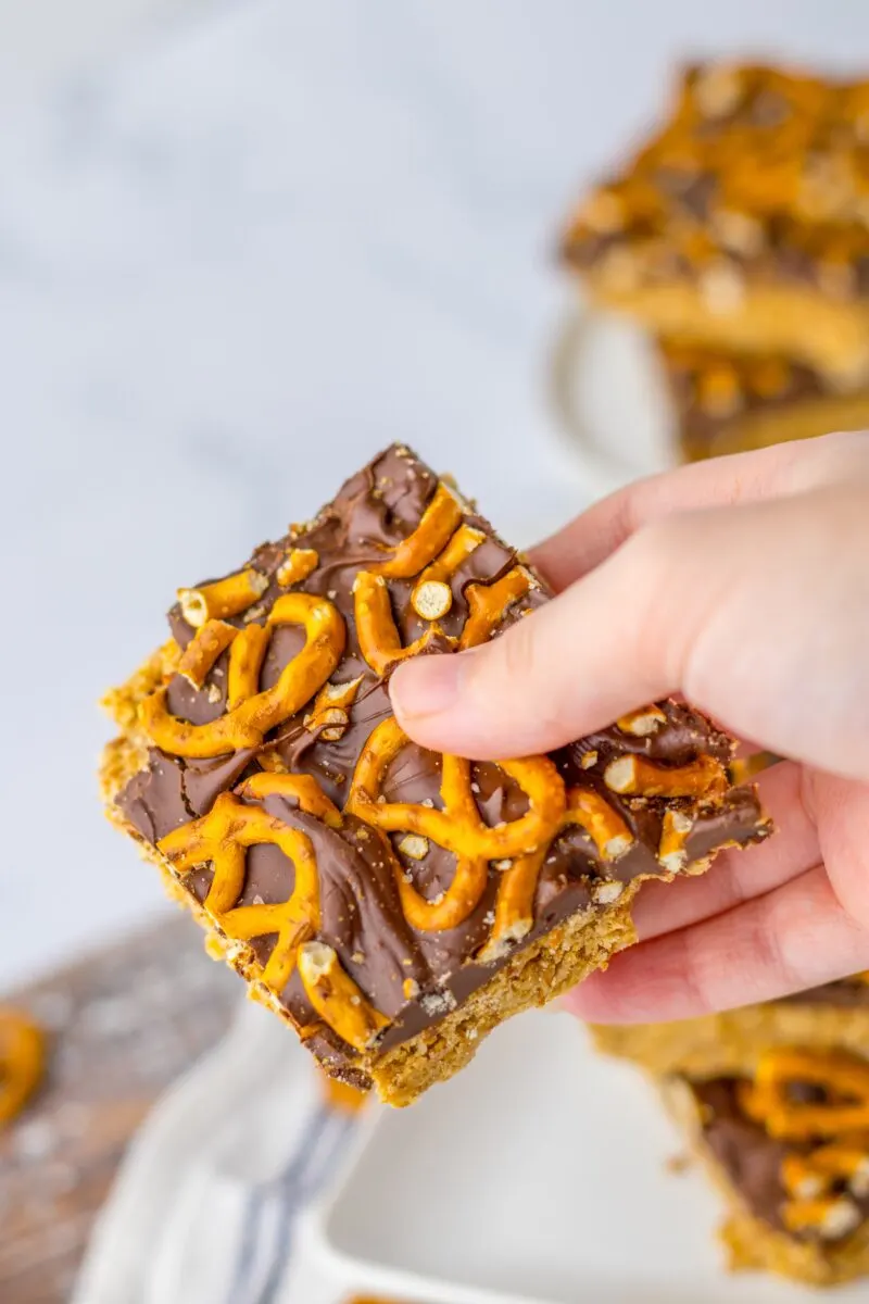 Easy no-bake peanut butter pretzel bars