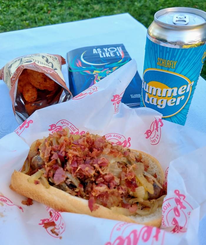 Brat with toppings