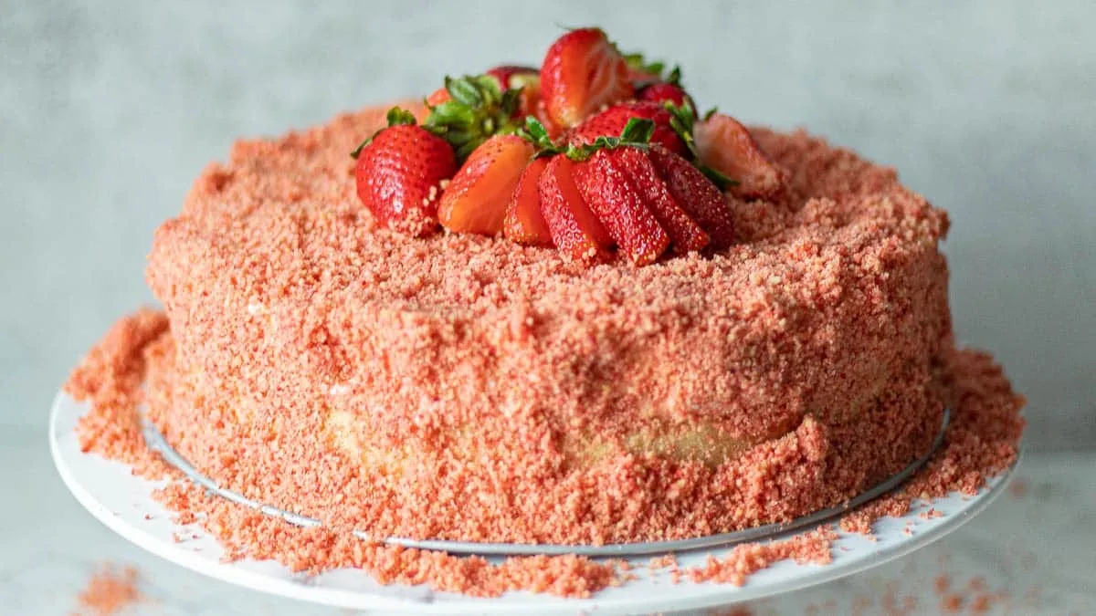 No-Bake Strawberry Crunch Cheesecake