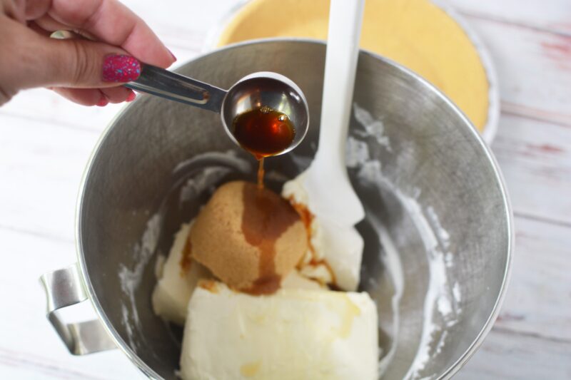 Mixing togther the vanilla, the sugar and cream cheese