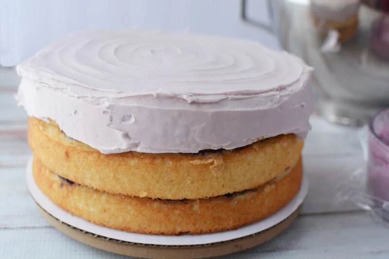 Spreadin the top lightest frosting layer