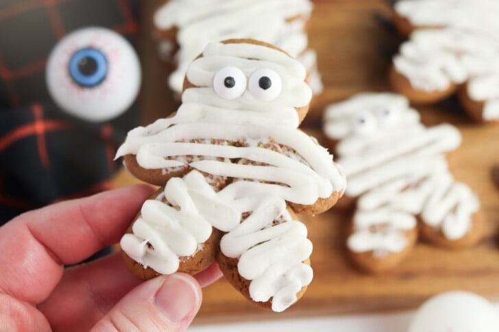 Easy No-Bake Halloween Mummy Cookies